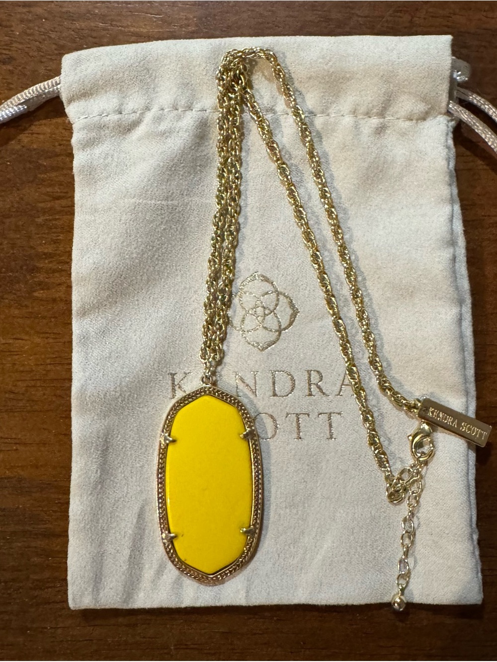 Kendra Scott Elle Pendant Necklace in Yellow mustard Reid